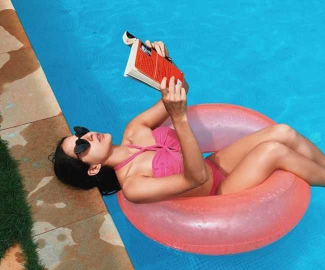 'Gulab in Gulabi': Sara Ali Khan stuns fans with a beautiful pool pic in hot pink bikini